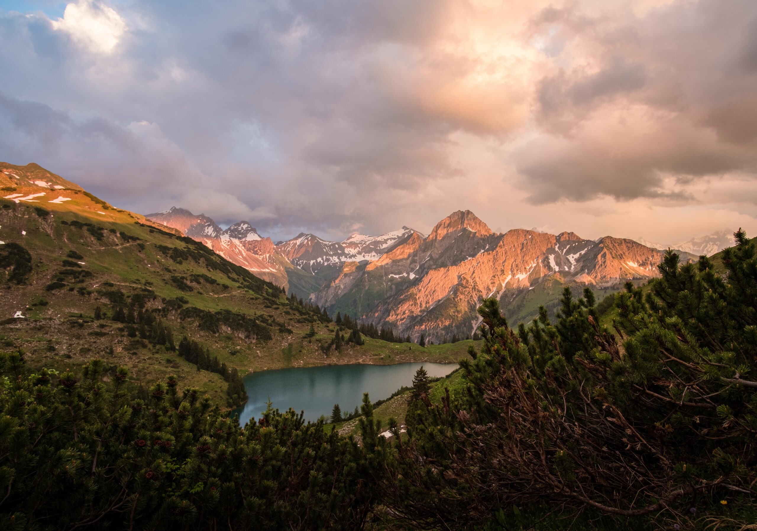 Höfats und Seealpsee bei Sonnenuntergang